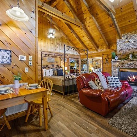 Cozy Studio Log Cabin In The Heart Of Pigeon Forge. Hot Tub. Honeymoon! Sleeps 2 Villa Exterior photo