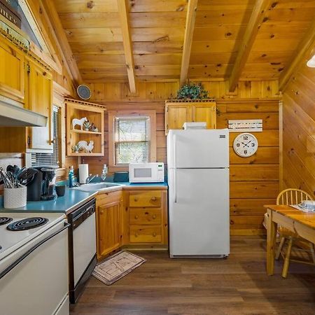 Cozy Studio Log Cabin In The Heart Of Pigeon Forge. Hot Tub. Honeymoon! Sleeps 2 Villa Exterior photo