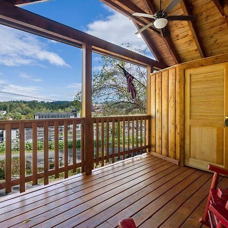 Cozy Studio Log Cabin In The Heart Of Pigeon Forge. Hot Tub. Honeymoon! Sleeps 2 Villa Exterior photo