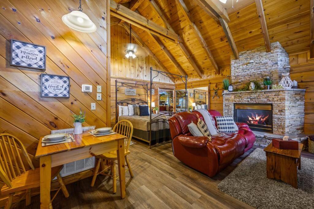 Cozy Studio Log Cabin In The Heart Of Pigeon Forge. Hot Tub. Honeymoon! Sleeps 2 Villa Exterior photo