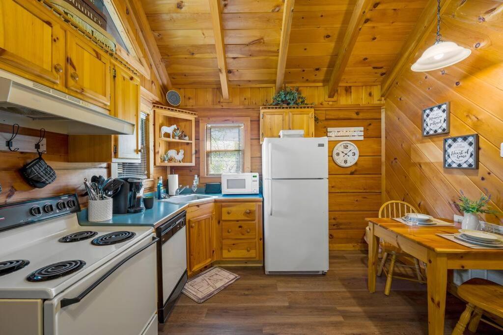 Cozy Studio Log Cabin In The Heart Of Pigeon Forge. Hot Tub. Honeymoon! Sleeps 2 Villa Exterior photo