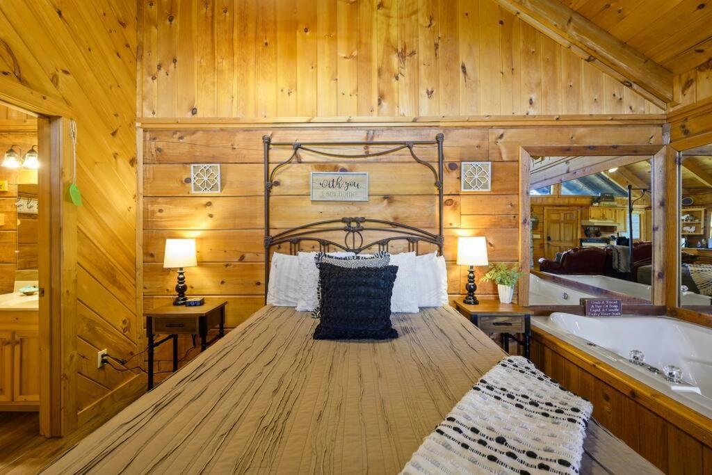 Cozy Studio Log Cabin In The Heart Of Pigeon Forge. Hot Tub. Honeymoon! Sleeps 2 Villa Exterior photo