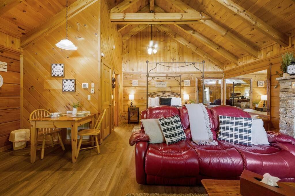 Cozy Studio Log Cabin In The Heart Of Pigeon Forge. Hot Tub. Honeymoon! Sleeps 2 Villa Exterior photo