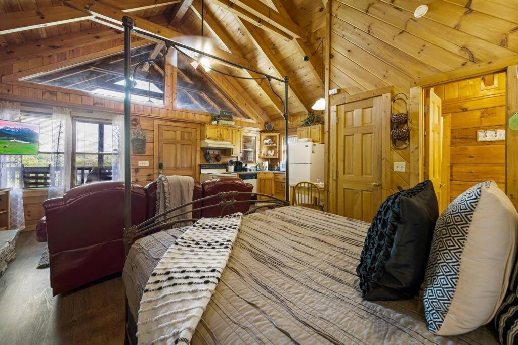 Cozy Studio Log Cabin In The Heart Of Pigeon Forge. Hot Tub. Honeymoon! Sleeps 2 Villa Exterior photo