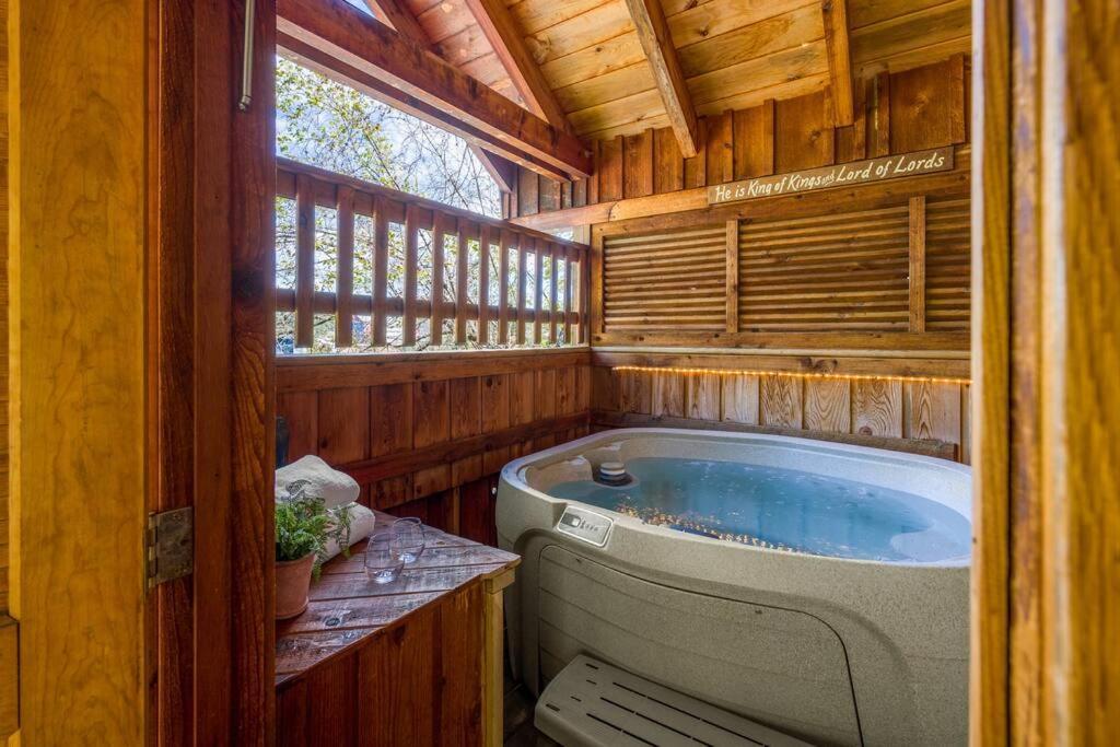 Cozy Studio Log Cabin In The Heart Of Pigeon Forge. Hot Tub. Honeymoon! Sleeps 2 Villa Exterior photo