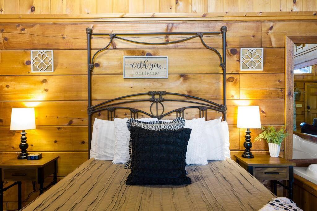 Cozy Studio Log Cabin In The Heart Of Pigeon Forge. Hot Tub. Honeymoon! Sleeps 2 Villa Exterior photo