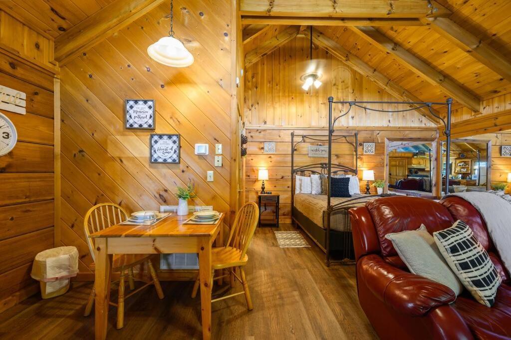 Cozy Studio Log Cabin In The Heart Of Pigeon Forge. Hot Tub. Honeymoon! Sleeps 2 Villa Exterior photo