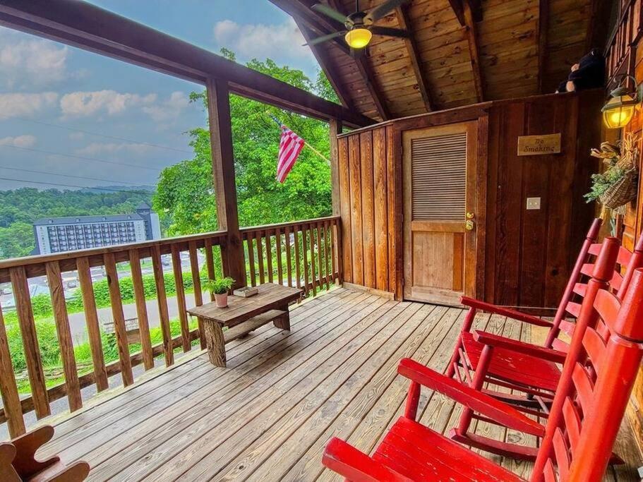 Cozy Studio Log Cabin In The Heart Of Pigeon Forge. Hot Tub. Honeymoon! Sleeps 2 Villa Exterior photo