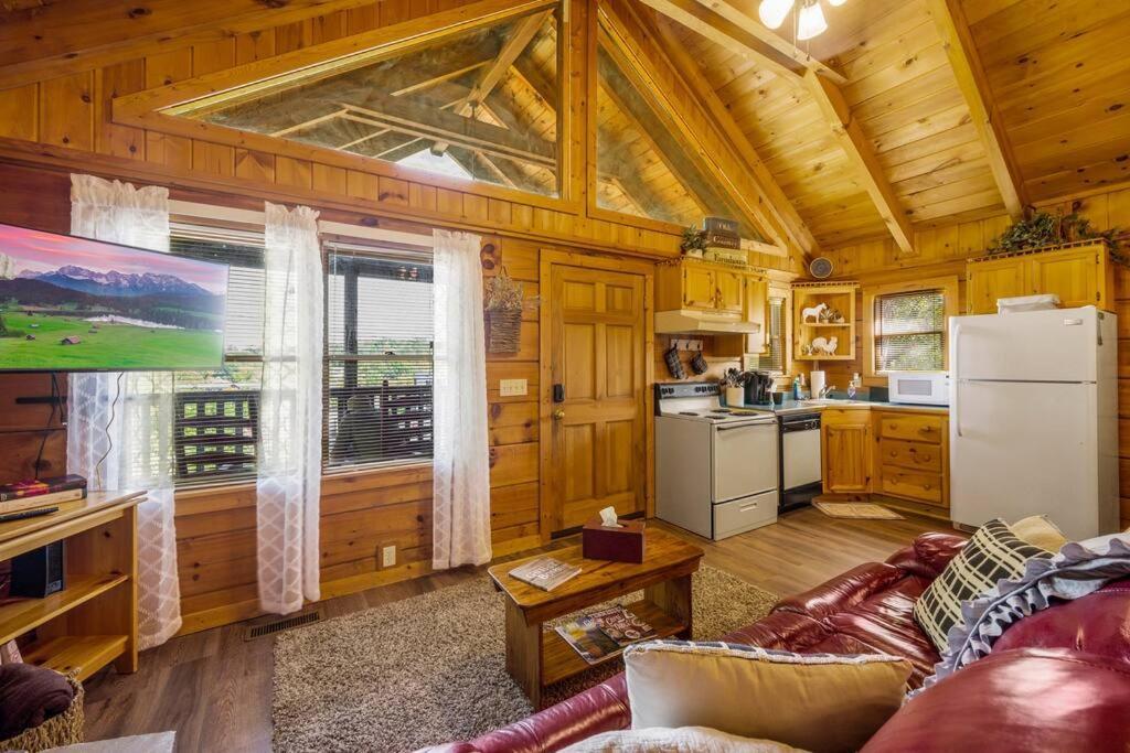 Cozy Studio Log Cabin In The Heart Of Pigeon Forge. Hot Tub. Honeymoon! Sleeps 2 Villa Exterior photo