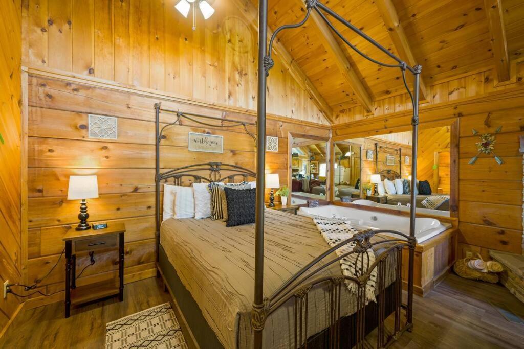 Cozy Studio Log Cabin In The Heart Of Pigeon Forge. Hot Tub. Honeymoon! Sleeps 2 Villa Exterior photo