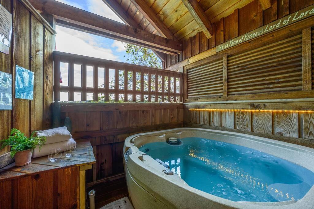 Cozy Studio Log Cabin In The Heart Of Pigeon Forge. Hot Tub. Honeymoon! Sleeps 2 Villa Exterior photo