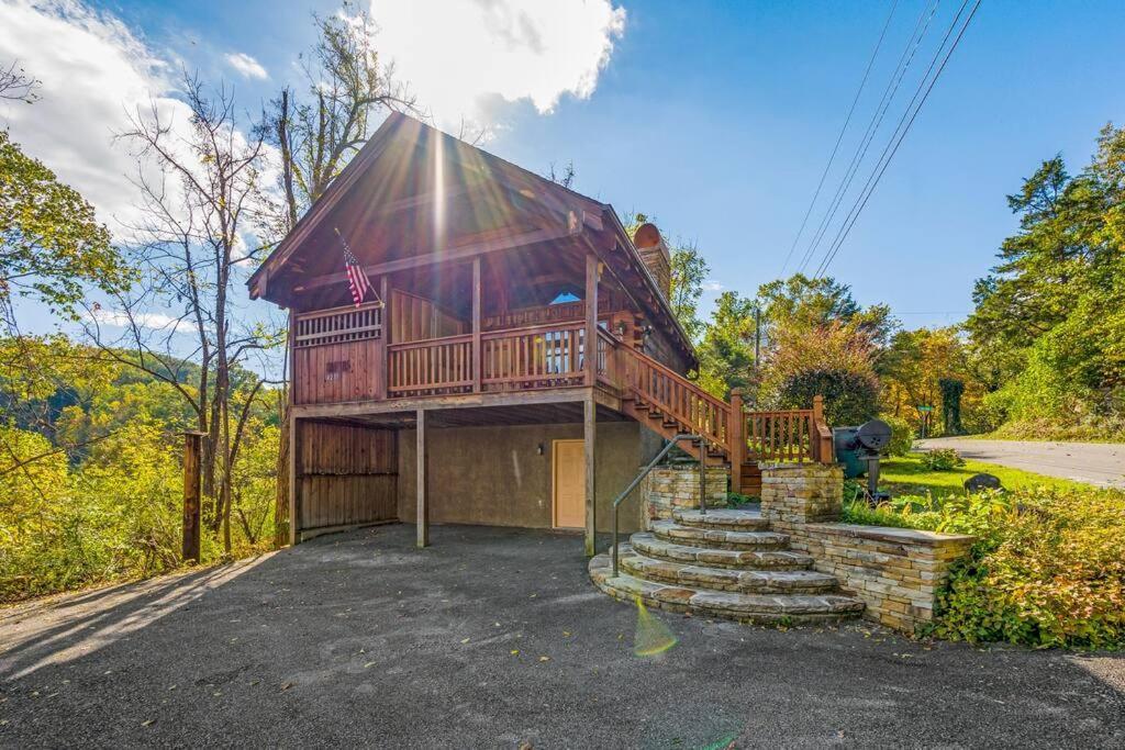 Cozy Studio Log Cabin In The Heart Of Pigeon Forge. Hot Tub. Honeymoon! Sleeps 2 Villa Exterior photo