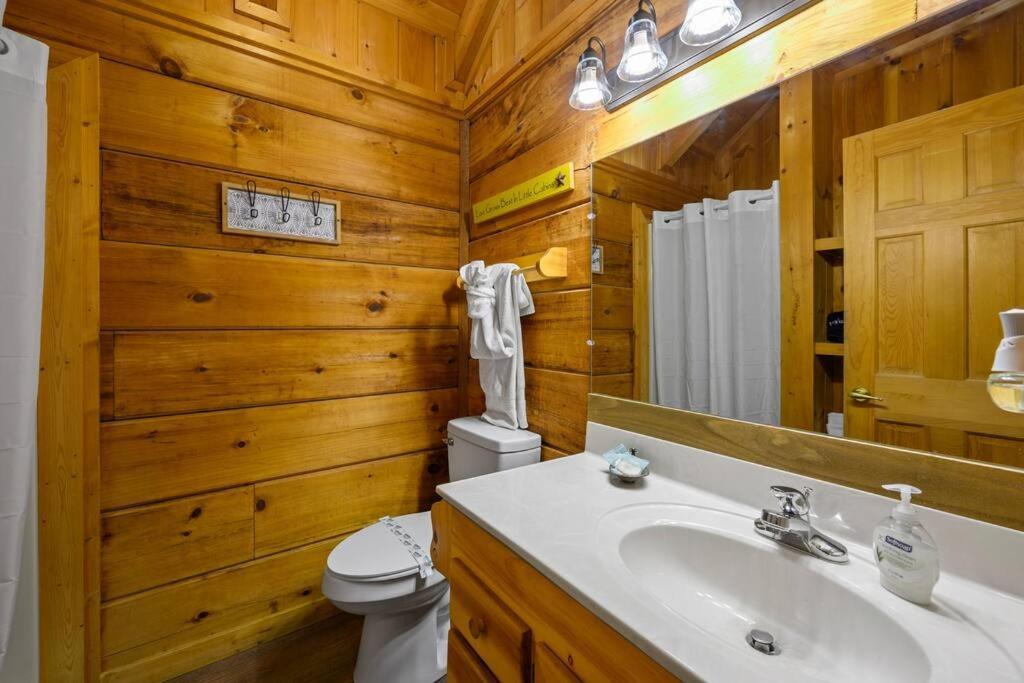 Cozy Studio Log Cabin In The Heart Of Pigeon Forge. Hot Tub. Honeymoon! Sleeps 2 Villa Exterior photo