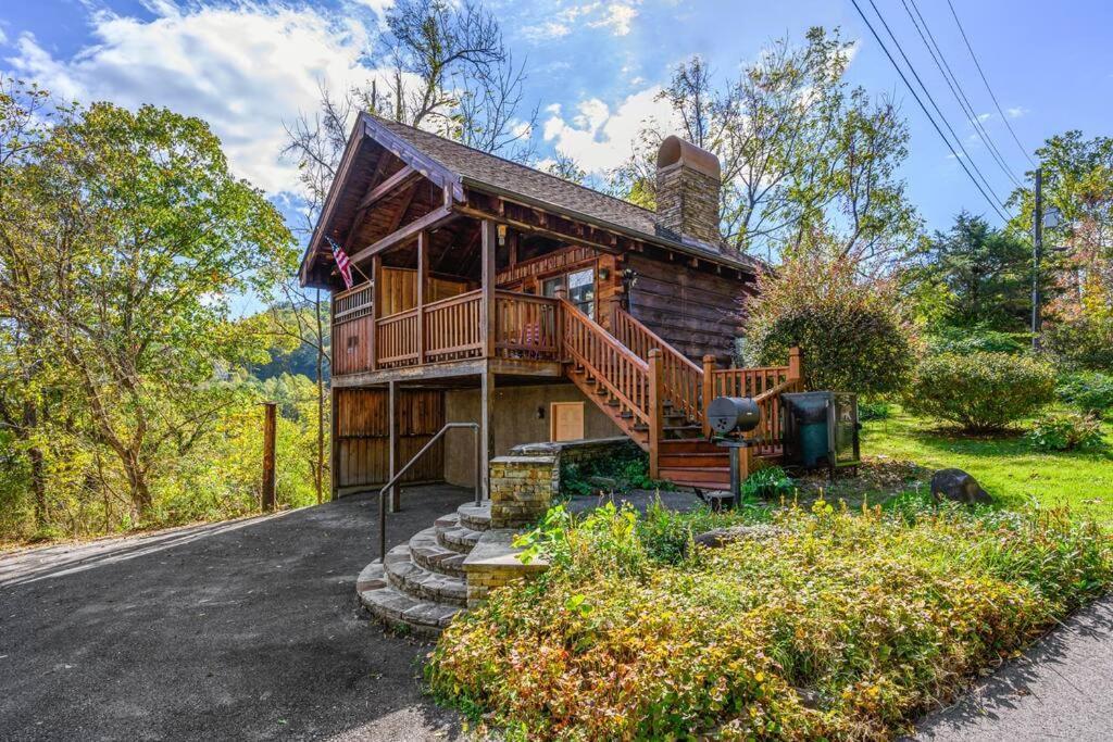 Cozy Studio Log Cabin In The Heart Of Pigeon Forge. Hot Tub. Honeymoon! Sleeps 2 Villa Exterior photo