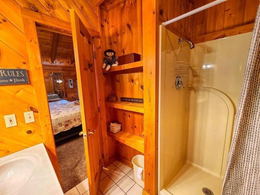 Cozy Studio Log Cabin In The Heart Of Pigeon Forge. Hot Tub. Honeymoon! Sleeps 2 Villa Exterior photo