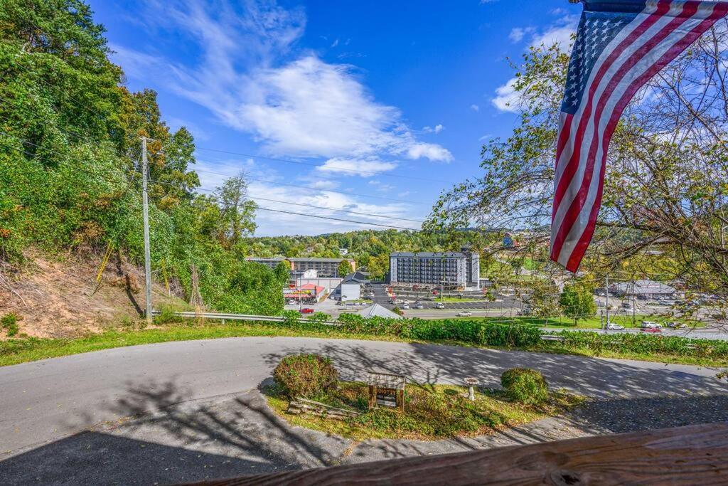 Cozy Studio Log Cabin In The Heart Of Pigeon Forge. Hot Tub. Honeymoon! Sleeps 2 Villa Exterior photo