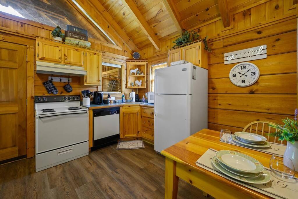 Cozy Studio Log Cabin In The Heart Of Pigeon Forge. Hot Tub. Honeymoon! Sleeps 2 Villa Exterior photo