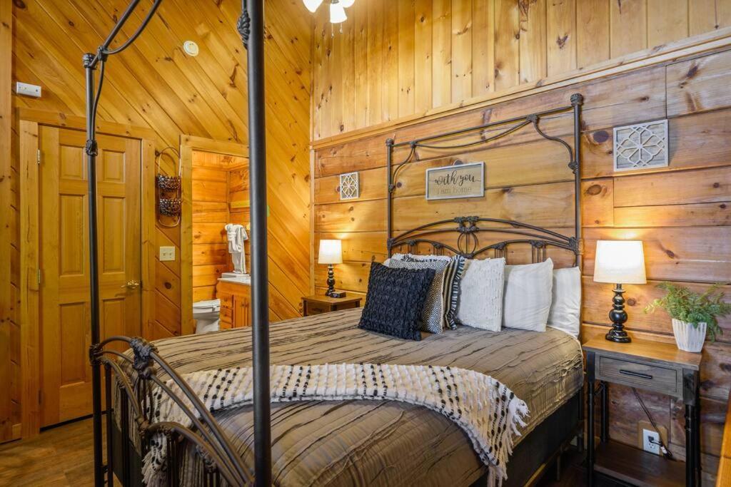 Cozy Studio Log Cabin In The Heart Of Pigeon Forge. Hot Tub. Honeymoon! Sleeps 2 Villa Exterior photo