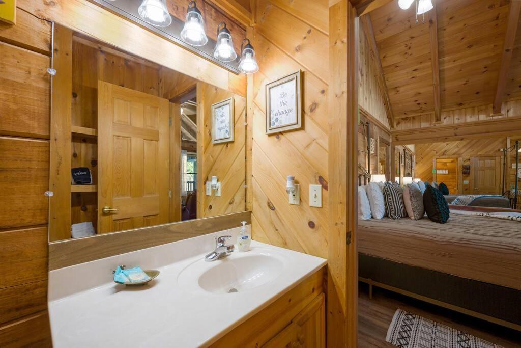 Cozy Studio Log Cabin In The Heart Of Pigeon Forge. Hot Tub. Honeymoon! Sleeps 2 Villa Exterior photo