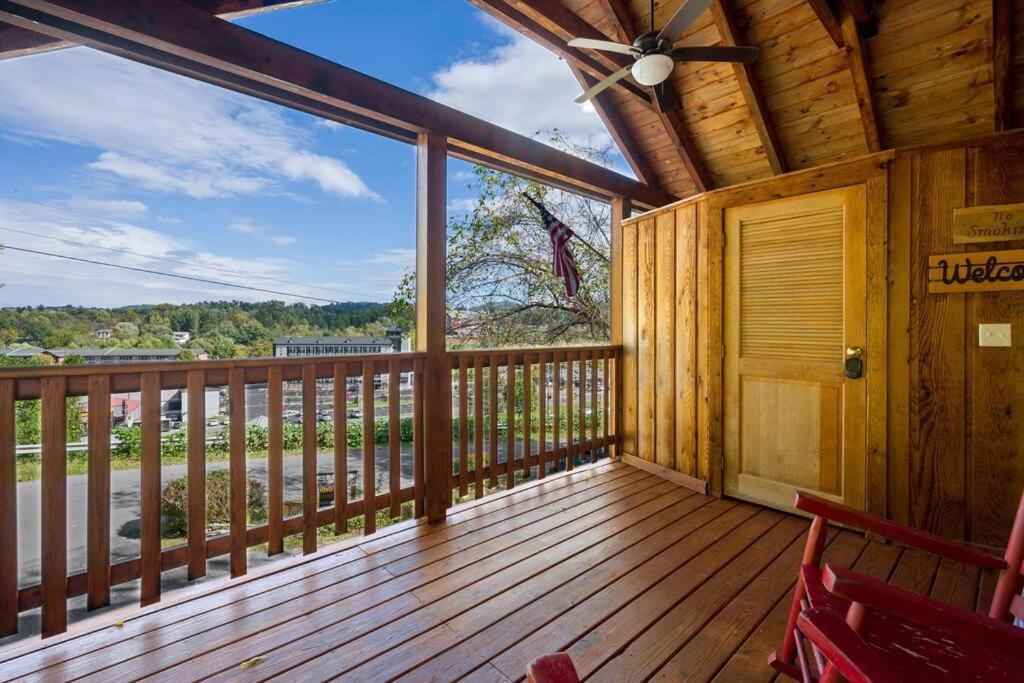 Cozy Studio Log Cabin In The Heart Of Pigeon Forge. Hot Tub. Honeymoon! Sleeps 2 Villa Exterior photo