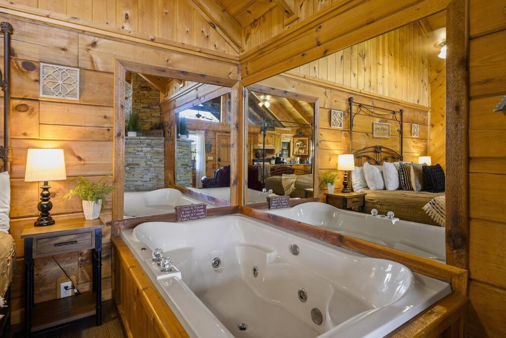 Cozy Studio Log Cabin In The Heart Of Pigeon Forge. Hot Tub. Honeymoon! Sleeps 2 Villa Exterior photo