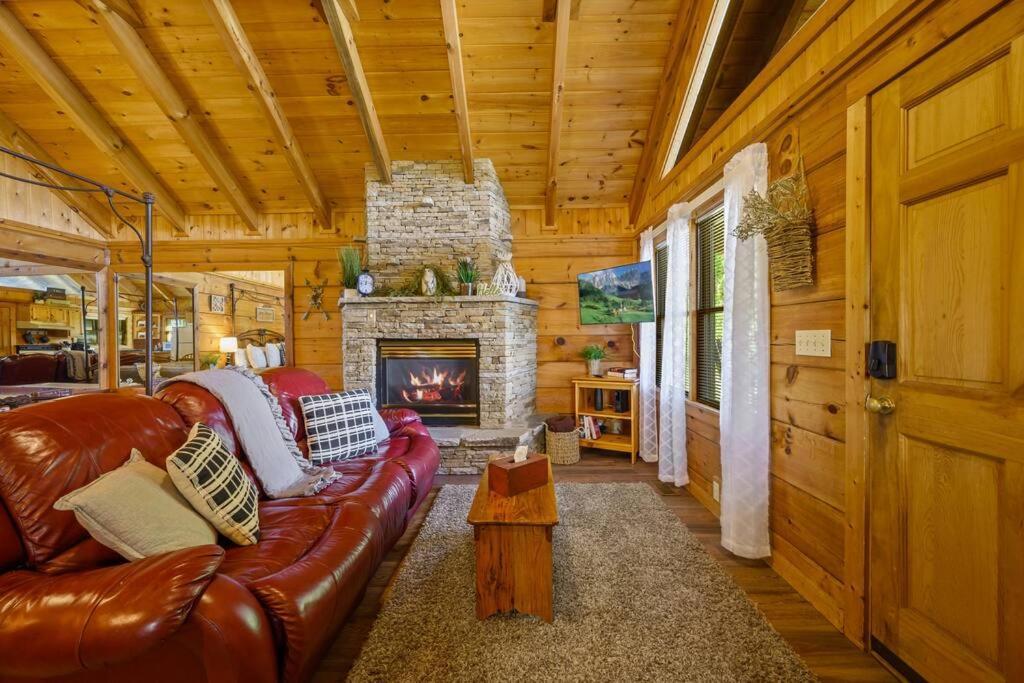 Cozy Studio Log Cabin In The Heart Of Pigeon Forge. Hot Tub. Honeymoon! Sleeps 2 Villa Exterior photo