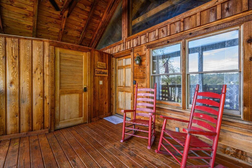 Cozy Studio Log Cabin In The Heart Of Pigeon Forge. Hot Tub. Honeymoon! Sleeps 2 Villa Exterior photo