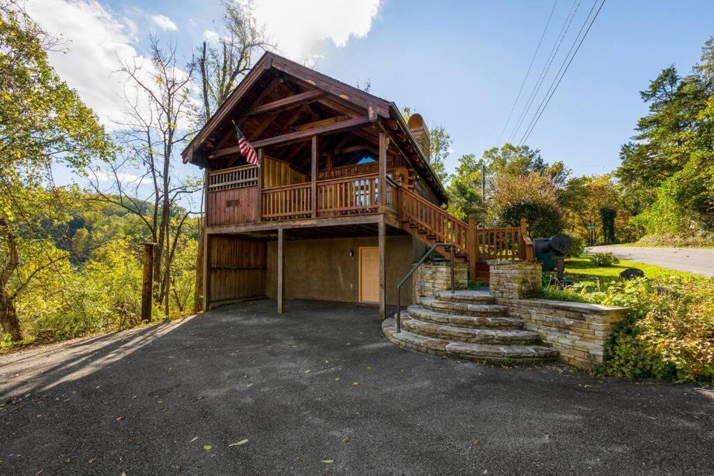 Cozy Studio Log Cabin In The Heart Of Pigeon Forge. Hot Tub. Honeymoon! Sleeps 2 Villa Exterior photo