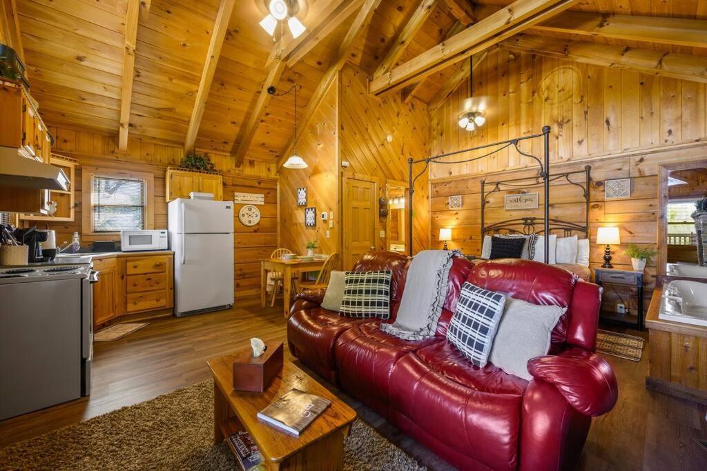 Cozy Studio Log Cabin In The Heart Of Pigeon Forge. Hot Tub. Honeymoon! Sleeps 2 Villa Exterior photo