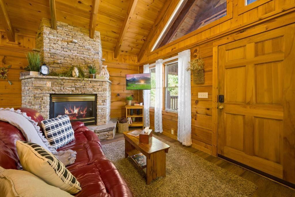 Cozy Studio Log Cabin In The Heart Of Pigeon Forge. Hot Tub. Honeymoon! Sleeps 2 Villa Exterior photo