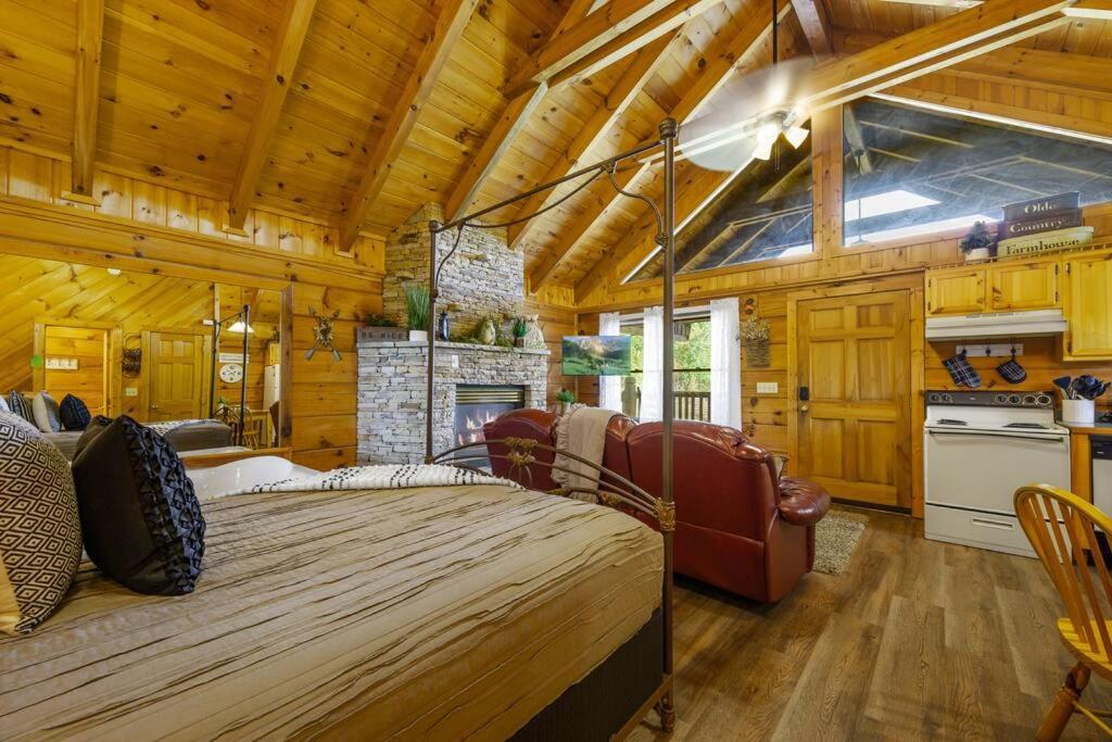 Cozy Studio Log Cabin In The Heart Of Pigeon Forge. Hot Tub. Honeymoon! Sleeps 2 Villa Exterior photo