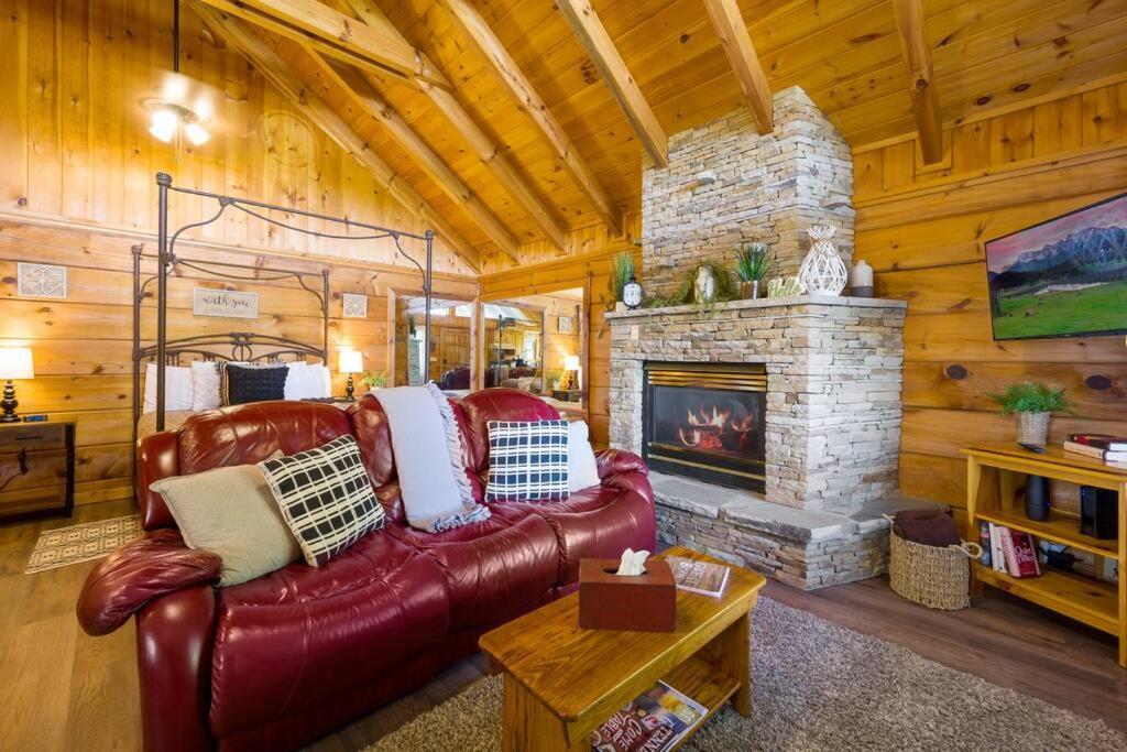 Cozy Studio Log Cabin In The Heart Of Pigeon Forge. Hot Tub. Honeymoon! Sleeps 2 Villa Exterior photo